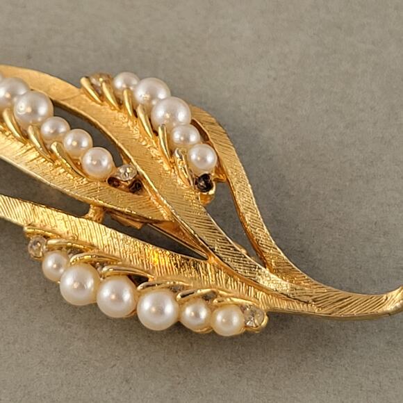 Vintage Gold-Tone Leaf Brooch Faux Pearl Rhinestone 2.6” Elegant Pin Retro Glam - Picture 5 of 7